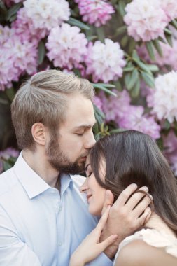 Genç bir çiftin aşk hikayesi. Bir adam ve bir kadın birbirine sarılıyor, İngiltere 'de bir orman parkında dikiliyorlar, pembe çalıların, ağaçların arkasında. Kadın beyaz bluz giyiyor, erkek açık mavi gömlek giyiyor. Adam kadınını öpüyor.. 