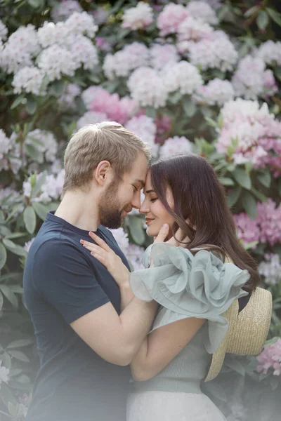 Storia Amore Una Giovane Coppia Uomo Una Donna Che Abbracciano — Foto Stock