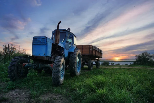 Alter Blauer Tracktor Mit Anhänger Auf Grünem Gras Abend Sonnenuntergang — Stockfoto