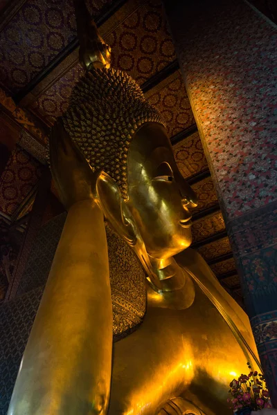 Liegende Buddha-Goldstatue — Stockfoto