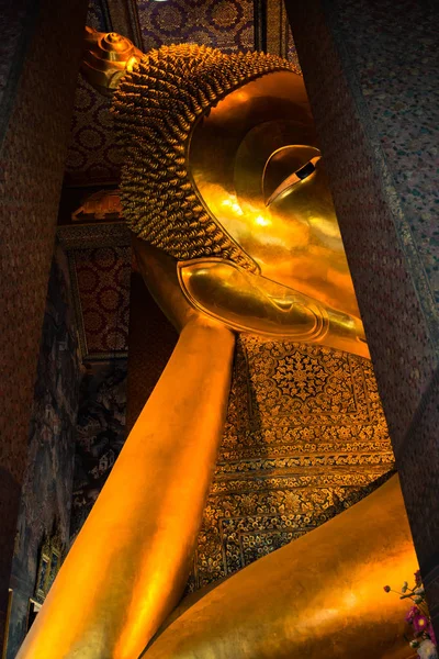 Statue en or de Bouddha inclinable — Photo