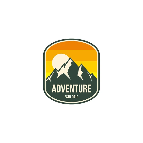 Badge Aventure Montagne Étiquette Emblème Logo Modèle Vectoriel Conception Icône — Image vectorielle