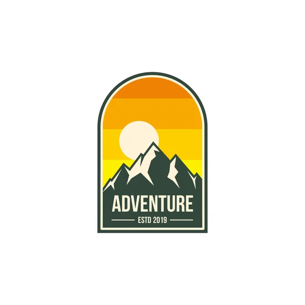 Badge Aventure Montagne Étiquette Emblème Logo Modèle Vectoriel Conception Icône — Image vectorielle