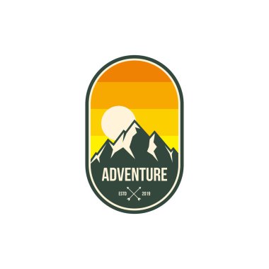 Dağ macera rozeti, etiket, amblem ya da logo tasarım vektör şablonu. Açık hava aktivite simgesi. yürüyüş / tırmanma simgesi. 