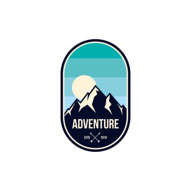 Dağ macera rozeti, etiket, amblem ya da logo tasarım vektör şablonu. Açık hava aktivite simgesi. yürüyüş / tırmanma simgesi. 