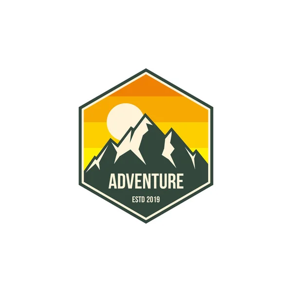 マウンテンアドベンチャーバッジラベルエンブレムロゴデザインベクトルテンプレート 屋外活動アイコン ハイキング 登山のアイコン — ストックベクタ