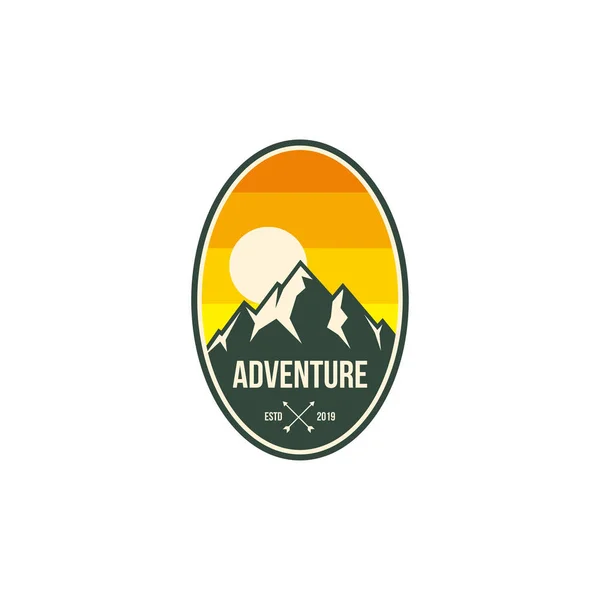 Badge Aventure Montagne Étiquette Emblème Logo Modèle Vectoriel Conception Icône — Image vectorielle