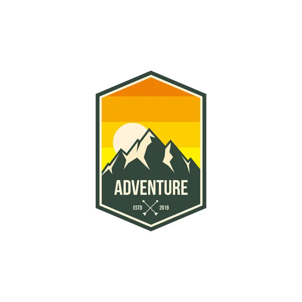 Badge Aventure Montagne Étiquette Emblème Logo Modèle Vectoriel Conception Icône — Image vectorielle