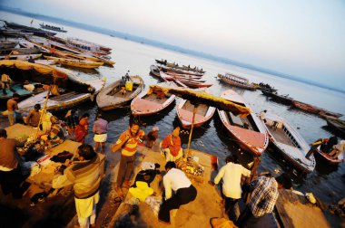 İnsanlar Varanasi, Hindistan 'daki Ganj nehrinin Ghat (kıyısı) kıyısında dini ayinler yapıyorlar. Varanasi, kültürleri, mirası ve gelenekleriyle bilinen ve aynı zamanda Ind 'in ruhani başkenti olarak da bilinen, dünyanın yaşayan en eski şehridir.