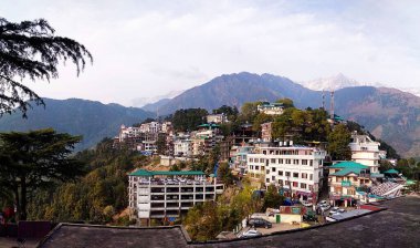 McLeod Ganj 'ın şehir sınırı manzarası. McLeod Ganj, Hindistan 'ın Himachal Pradesh eyaletinde yer alan bir şehirdir. 