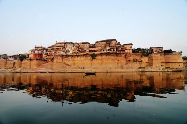 Ramnagar Kalesi 'nin yansıması. Ramnagar Kalesi Ramnagar, Varanasi, Hindistan 'da bulunan ve Tulsi Ghat' ın karşısındaki Ganga Nehri kıyısında yer alan bir kaledir..  