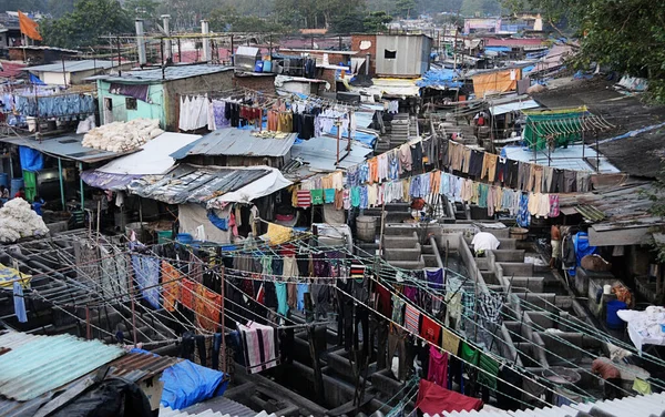 Dhobi Ghat是孟买最大的露天洗衣店之一 Dhobi Ghat 是印度孟买的一个露天洗衣店 这些洗衣工被称为Dhobis 他们在露天工作 洗干净衣服 用麻布做衬里的布 — 图库照片