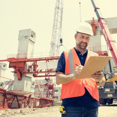 Yapı planı yazma çalışan mühendis