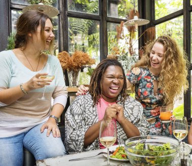 Asılı ve birlikte yemek kadın