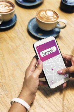 Akıllı telefon kullanan kadın