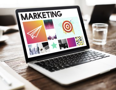 çalışma alanı tablo üstünde laptop  