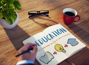 Defterde yazan iş adamı