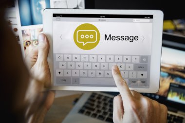 Dijital tabletli adam 