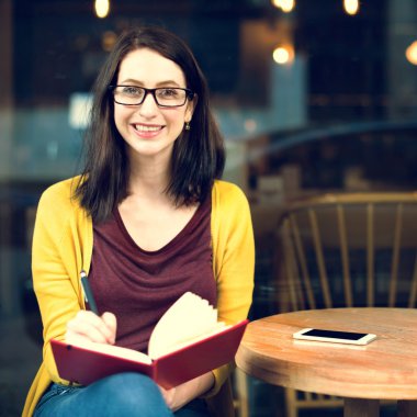 Cafe okuyan kadın 