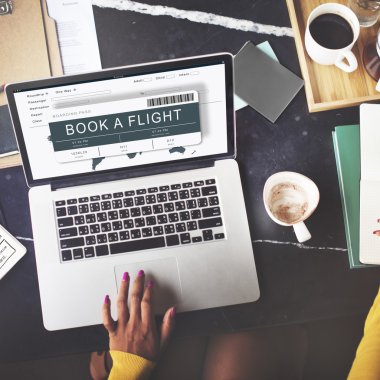 office kişi laptop ile çalışma