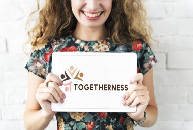 Tablet metin ile holding eller