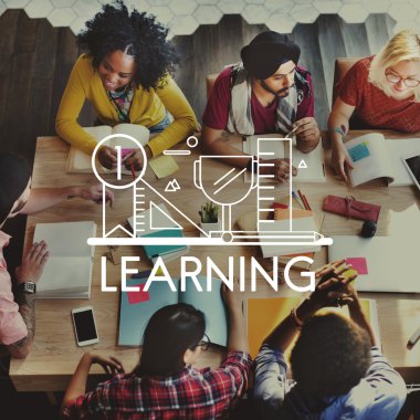 Öğrenciler birlikte beyin fırtınası