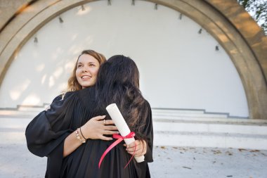 Mezun kız diploma holding