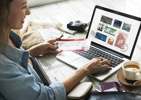 Femme au bureau travaillant avec un ordinateur portable — Photo