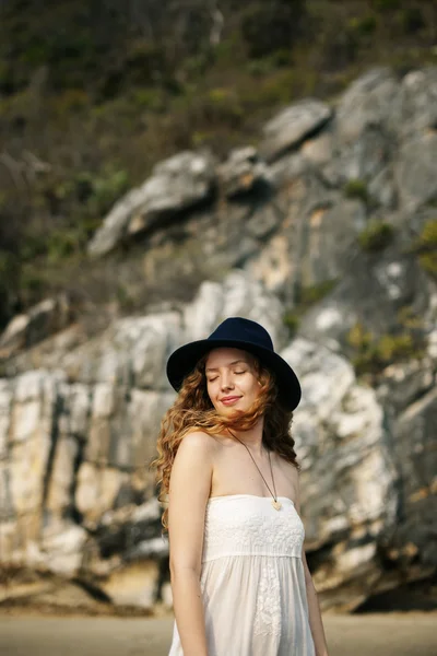 Όμορφη γυναίκα με καπέλο καλοκαίρι — Φωτογραφία Αρχείου