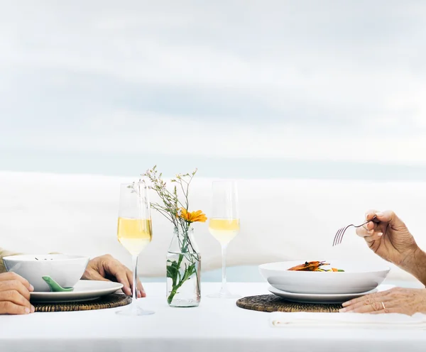 Menschen beim Abendessen — Stockfoto