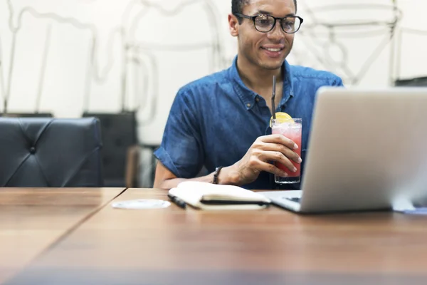 Jovem empresário usando laptop — Fotografia de Stock