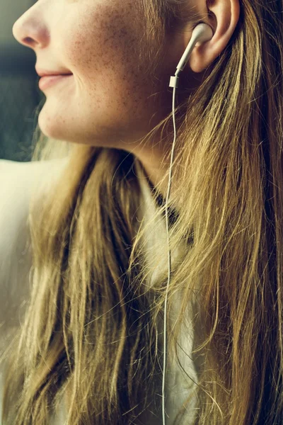 Girl Listening To Music In Earphones — Stock Photo, Image