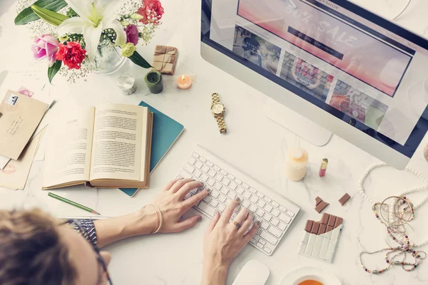 Frau arbeitet mit Computer — Stockfoto