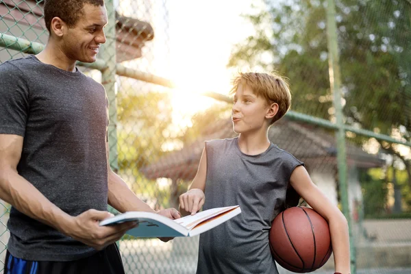 Homem e menino aprendendo a jogar basquete — Fotografia de Stock