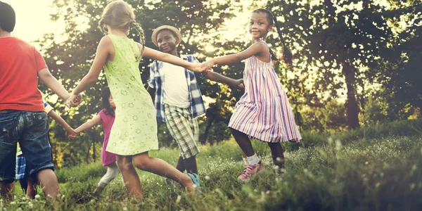 Enfants jouant à l'extérieur — Photo