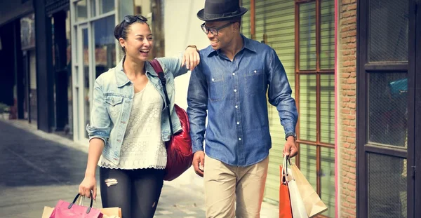 Donna e uomo parlando durante lo shopping — Foto Stock