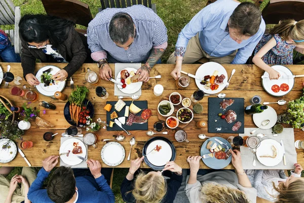 Vrienden dineren samen — Stockfoto