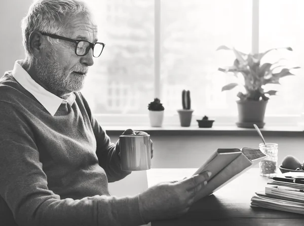 Homme âgé lisant le livre — Photo