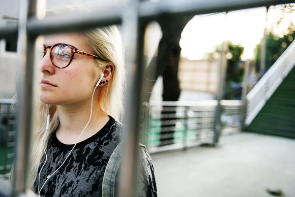 Jovem com fones de ouvido — Fotografia de Stock