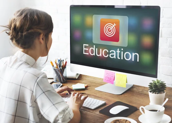 Mujer joven trabajando en estudio de diseño — Foto de Stock