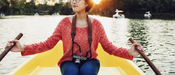Asiatisk kvinna i båt — Stockfoto