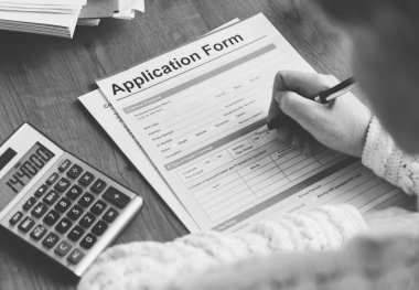 beyaz kağıt üzerine yazma kişi