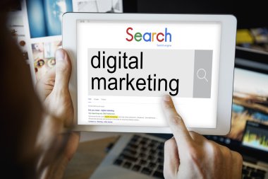 Dijital tabletli adam 