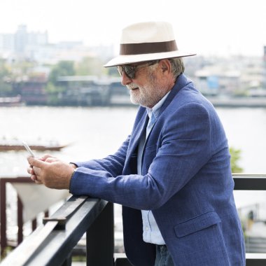 adam akıllı telefon ile 