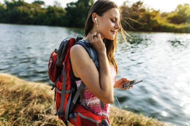 sırt çantası ile genç kız