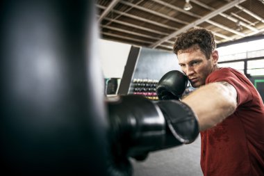 Kutusu egzersiz yapan erkek