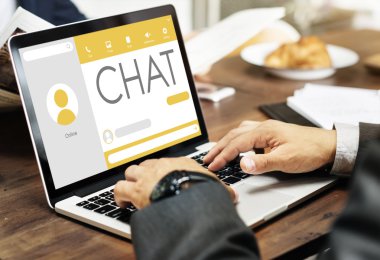 Ofiste çalışan bir iş adamı.