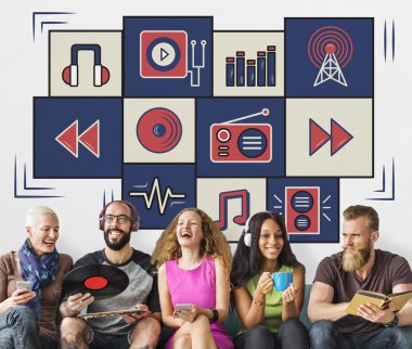 insanlar oturur koltukta cihazlar ile 