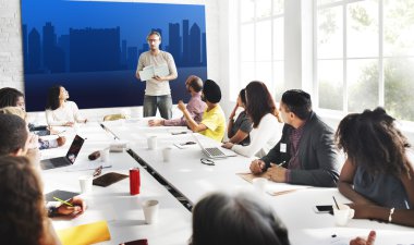 Ofiste çalışan iş adamları