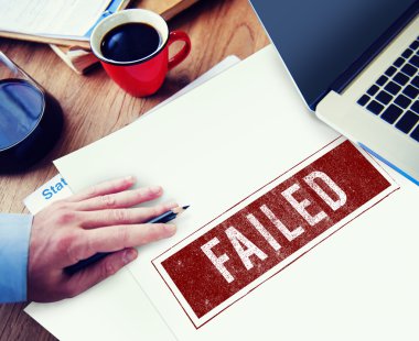 Belgelerle çalışan bir işadamı. 